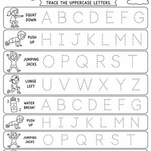 Op de afbeelding: Een zwart-wit werkblad getiteld Summer Workout met de instructie Trace the uppercase letters. Het bevat rijen met gestippelde letters van A tot Z, gecombineerd met illustraties van kinderen die oefeningen uitvoeren zoals squats, push-ups en lunges.