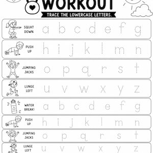 Op de afbeelding: Een zwart-wit werkblad met de titel SUMMER WORKOUT en de ondertitel TRACE THE LOWERCASE LETTERS. Het bevat rijen met gestippelde kleine letters om over te trekken, vergezeld van illustraties van kinderen die oefeningen doen en een zon.