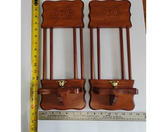 Par de apliques de pared vintage de madera de roble estilo colonial con portavelas cónicos y estantes.