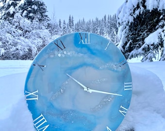 Blaue Resin Wanduhr mit römischen Ziffern - 50 cm | Ozean-inspirierte Epoxy Uhr | Handgemachte Kunstuhr | Modernes Wohndekor