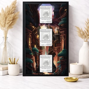 Puede incluir: Una obra de arte enmarcada con tres ranuras para tarjetas coleccionables, que muestran "YOUR TRADING CARD SLOT" y n&uacute;meros de tarjeta. El fondo es un paisaje de fantas&iacute;a con un ca&ntilde;&oacute;n y edificios.