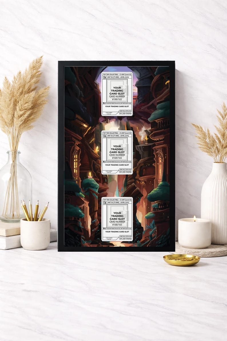 Puede incluir: Una obra de arte enmarcada con tres ranuras para tarjetas coleccionables, que muestran "YOUR TRADING CARD SLOT" y n&uacute;meros de tarjeta. El fondo es un paisaje de fantas&iacute;a con un ca&ntilde;&oacute;n y edificios.