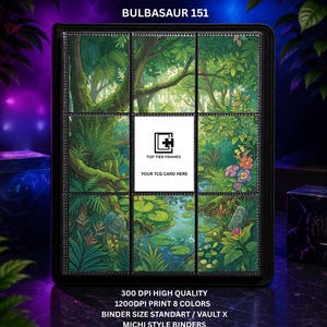 Op de afbeelding: Een zwarte verzamelkaartenmap met een raster van negen vakken en een bosillustratie. Het middelste vak bevat een wit vierkant met de tekst TOP TIER FRAMES YOUR TCG CARD HERE. De tekst eronder luidt 300 DPI HIGH QUALITY 1200DPI PRINT 8 COLORS BINDER SIZE STANDART / VAULT X MICHI STYLE BINDERS.