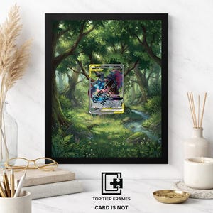 Könnte beinhalten: Ein schwarzer 8x10 Rahmen mit einem Waldlandschaftsdruck und einem zentralen Platzhalter für eine Sammelkarte. Der Text 8X10 FRAME steht oben und TOP TIER FRAMES CARD IS NOT INCLUDED steht unten auf dem Bild.