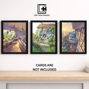 Peut inclure: Trois impressions d'art encadrées avec des cadres noirs. Les impressions représentent des scènes de serre, de jardin avec une maison et de balcon surplombant une ville. Le texte "CARDS ARE NOT INCLUDED" est en dessous. Le logo de la marque "TOP TIER FRAMES" est en haut.