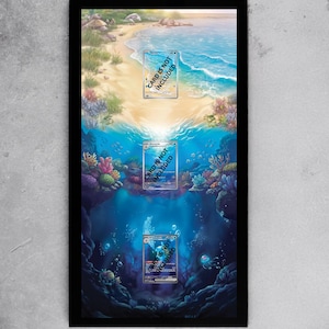 Op de afbeelding: Zwart omlijst kunstwerk met een strand- en onderwaterillustratie. Het kunstwerk bevat drie kaarten displays met de tekst "CARD IS NOT INCLUDED". De tekst "CARDS ARE NOT INCLUDED" staat onderaan. De bovenkant van het frame heeft de tekst "TOP TIER FRAMES".