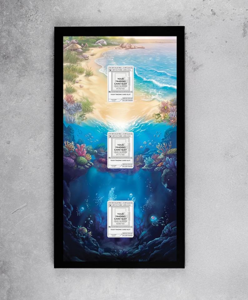 Puede incluir: Una obra de arte enmarcada que presenta una escena de playa que se transforma en una vista submarina. La obra de arte tiene tres ranuras para tarjetas coleccionables. La escena de la playa muestra arena, agua y cielo. La escena submarina tiene corales, peces y burbujas. Cada ranura tiene el texto "YOUR TRADING CARD SLOT".