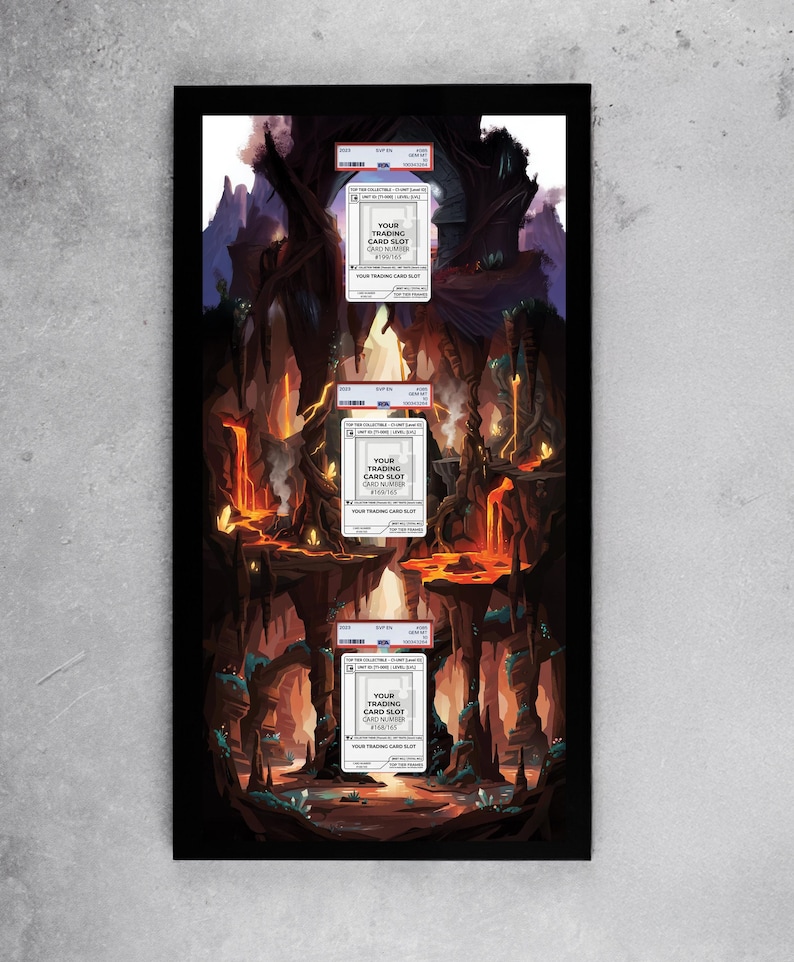 Puede incluir: Una obra de arte enmarcada que presenta un paisaje de fantas&iacute;a con tres ranuras para tarjetas coleccionables. La obra de arte representa una caverna ardiente con flujos de lava y formaciones rocosas oscuras. Cada ranura muestra una tarjeta con el texto: "YOUR TRADING CARD SLOT CARD NUMBER".