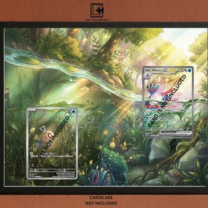 Puede incluir: Obra de arte enmarcada en negro que representa una exuberante escena de bosque con un río. Se ven dos portatarjetas, cada uno con una tarjeta dentro. El texto "CARD IS NOT INCLUDED" está impreso en las tarjetas. La obra está sobre un fondo marrón.