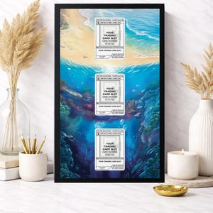 Puede incluir: Obra de arte enmarcada que representa una escena submarina con tres ranuras para tarjetas coleccionables. Cada ranura muestra un n&uacute;mero de tarjeta: #170/165, #171/165 y #200/165. La obra est&aacute; en un marco negro.