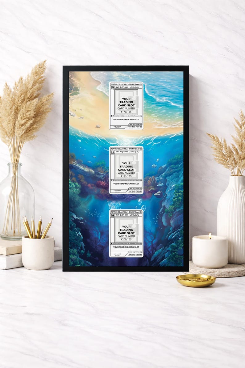 Puede incluir: Obra de arte enmarcada que representa una escena submarina con tres ranuras para tarjetas coleccionables. Cada ranura muestra un n&uacute;mero de tarjeta: #170/165, #171/165 y #200/165. La obra est&aacute; en un marco negro.