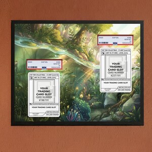 Puede incluir: Una obra de arte enmarcada que presenta una serena escena submarina con exuberante vegetaci&oacute;n y luz solar filtr&aacute;ndose a trav&eacute;s del agua. La obra de arte incluye tres ranuras para tarjetas coleccionables con n&uacute;meros de tarjeta y texto, junto con una etiqueta SVP EN 2023.