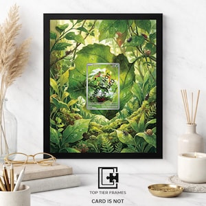 Puede incluir: Un marco negro de 8x10 que contiene una impresi&oacute;n de una exuberante escena de bosque verde con varios insectos y follaje. El centro de la impresi&oacute;n presenta un recorte rectangular para una tarjeta, con el texto CARD IS NOT INCLUDED impreso.