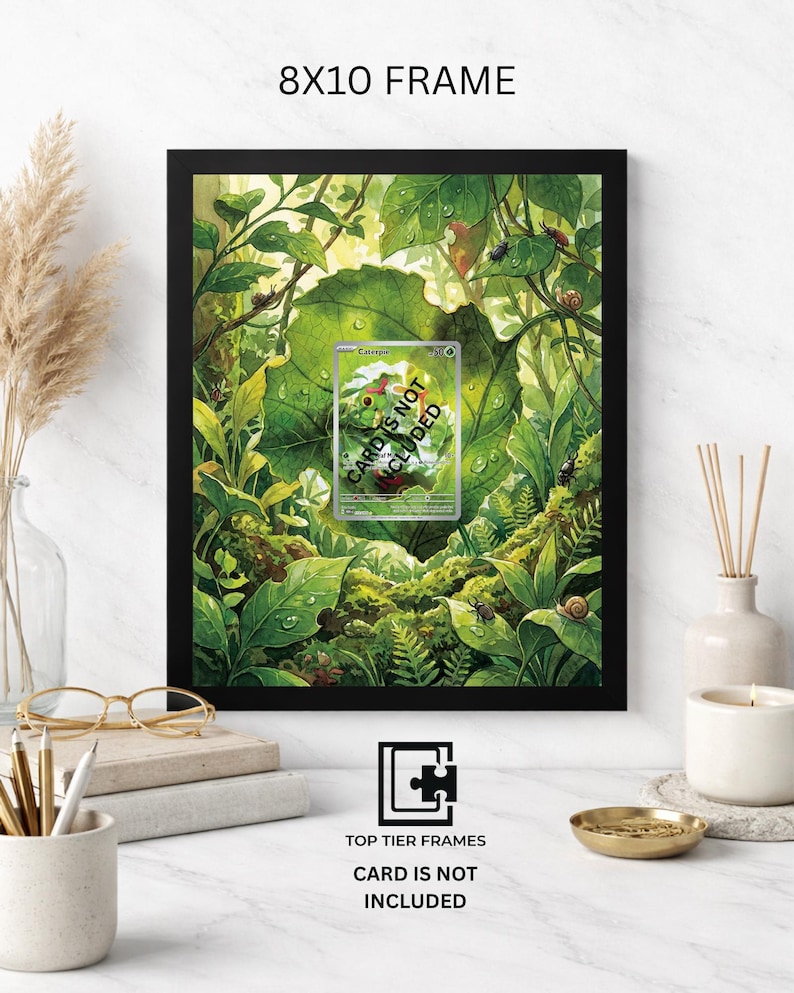 Puede incluir: Un marco negro de 8x10 que contiene una impresi&oacute;n de una exuberante escena de bosque verde con varios insectos y follaje. El centro de la impresi&oacute;n presenta un recorte rectangular para una tarjeta, con el texto CARD IS NOT INCLUDED impreso.