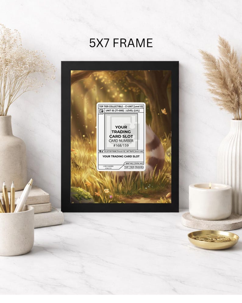 Op de afbeelding: Een zwarte 5x7 frame toont een trading card slot met de tekst "YOUR TRADING CARD SLOT" en kaartnummer #168/159. De lijst bevat een afbeelding van een boslandschap met een wasbeer.