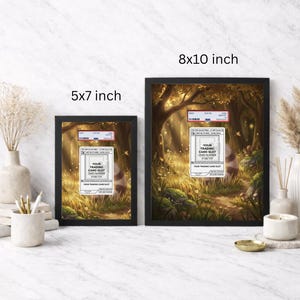 Op de afbeelding: Twee ingelijste kunstdrukken, &eacute;&eacute;n van 13x18 cm en de andere van 20x25 cm, tonen een boslandschap met zonlicht. Elke print heeft een wit label met de tekst "YOUR TRADING CARD SLOT CARD NUMBER #168/199". De lijsten zijn zwart.