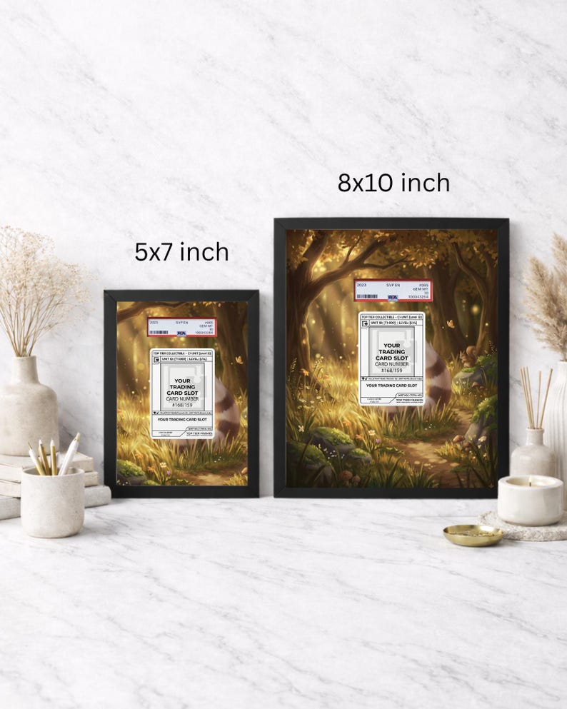 Op de afbeelding: Twee ingelijste kunstdrukken, &eacute;&eacute;n van 13x18 cm en de andere van 20x25 cm, tonen een boslandschap met zonlicht. Elke print heeft een wit label met de tekst "YOUR TRADING CARD SLOT CARD NUMBER #168/199". De lijsten zijn zwart.