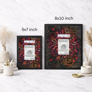 Puede incluir: Dos impresiones art&iacute;sticas enmarcadas, una de 12,7x17,8 cm y otra de 20,3x25,4 cm, con marcos negros. La obra de arte presenta un dise&ntilde;o abstracto colorido en rojo, dorado y negro. Cada impresi&oacute;n incluye una etiqueta blanca con el texto "YOUR TRADING CARD SLOT".