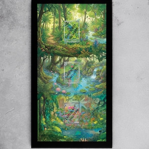 Peut inclure: Cadre noir présentant une œuvre d'art avec une scène de jungle vibrante, un chemin, une cascade et une végétation luxuriante. L'œuvre comprend trois présentoirs de cartes avec le texte "CARD IS NOT INCLUDED". Le texte "CARDS ARE NOT INCLUDED" est en bas, et "TOP TIER FRAMES" en haut.