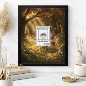 Op de afbeelding: Een ingelijste print van 20 x 25 cm met een fantasiebossc&egrave;ne met zonlicht dat door de bomen schijnt. De print bevat een trading card slot met de tekst "YOUR TRADING CARD SLOT" en kaartnummer #168/159.