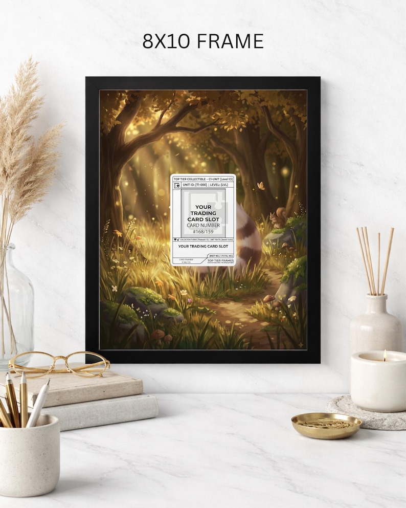 Op de afbeelding: Een ingelijste print van 20 x 25 cm met een fantasiebossc&egrave;ne met zonlicht dat door de bomen schijnt. De print bevat een trading card slot met de tekst "YOUR TRADING CARD SLOT" en kaartnummer #168/159.