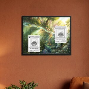 Puede incluir: Obra de arte enmarcada que representa un paisaje de fantas&iacute;a vibrante con exuberante vegetaci&oacute;n, un arroyo y la luz del sol filtr&aacute;ndose a trav&eacute;s de los &aacute;rboles. Dos ranuras para tarjetas coleccionables son visibles, con el texto: "YOUR TRADING CARD SLOT CARD NUMBER #196/191" y "YOUR TRADING CARD SLOT CARD NUMBER #237/191".