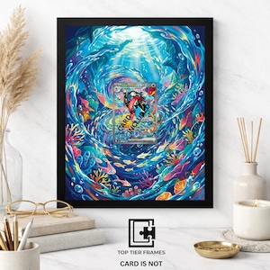 Könnte beinhalten: Ein schwarzer 8x10-Rahmen mit einer lebendigen Unterwasserszene aus wirbelndem blauem Wasser, bunten Korallenriffen und kleinen Fischen. Eine zentrale Sammelkarte ist mit dem Text CARD IS NOT INCLUDED bedruckt.