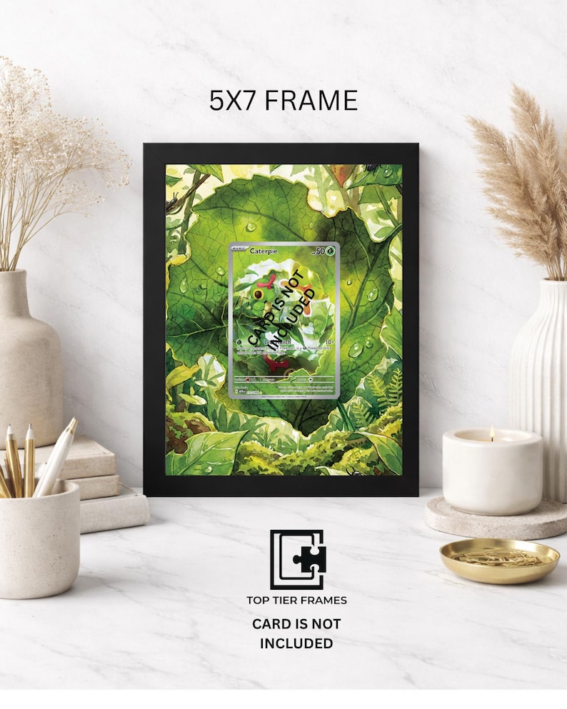 Puede incluir: Un marco negro de 5x7 que contiene una impresi&oacute;n de un personaje Caterpie verde sobre una hoja grande. El marco presenta el texto 5X7 FRAME en la parte superior y TOP TIER FRAMES CARD IS NOT INCLUDED en la parte inferior. La tarjeta tiene el texto CARD IS NOT INCLUDED.