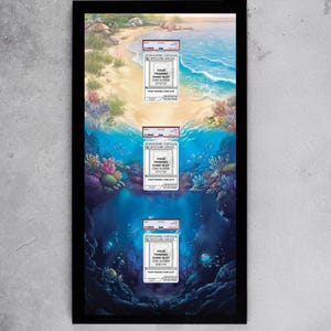 Puede incluir: Obra de arte enmarcada con tres ranuras para tarjetas coleccionables, sobre un fondo marino. La obra representa una playa, un arrecife de coral y un entorno de aguas profundas. Cada ranura muestra una tarjeta con el texto: "YOUR TRADING CARD SLOT".