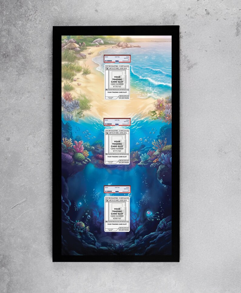 Puede incluir: Obra de arte enmarcada con tres ranuras para tarjetas coleccionables, sobre un fondo marino. La obra representa una playa, un arrecife de coral y un entorno de aguas profundas. Cada ranura muestra una tarjeta con el texto: "YOUR TRADING CARD SLOT".