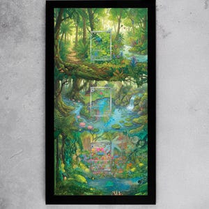 Puede incluir: Una obra de arte enmarcada que presenta una vibrante escena de la jungla con exuberante vegetación, un río sinuoso y una cascada. Tres imágenes enmarcadas más pequeñas están insertadas, mostrando ilustraciones botánicas detalladas. La obra de arte está encerrada en un marco negro.