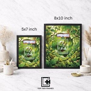 Puede incluir: Dos marcos rectangulares negros de 13x18 cm y 20x25 cm, cada uno con una impresi&oacute;n de un exuberante bosque verde con un recorte rectangular central. El texto CARD IS NOT INCLUDED est&aacute; impreso en el centro de cada marco.