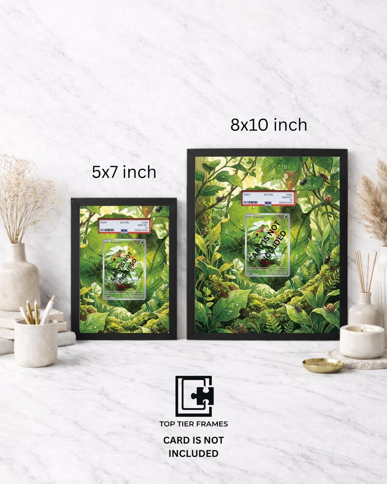 Puede incluir: Dos marcos rectangulares negros de 13x18 cm y 20x25 cm, cada uno con una impresi&oacute;n de un exuberante bosque verde con un recorte rectangular central. El texto CARD IS NOT INCLUDED est&aacute; impreso en el centro de cada marco.