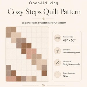 Puede incluir: Un patr&oacute;n de edred&oacute;n en PDF titulado OpenAirLiving Cozy Steps Quilt Pattern. Presenta un dise&ntilde;o de patchwork con un degradado diagonal de cuadrados marrones, beige y crema. Los detalles incluyen un tama&ntilde;o final de 122 cm por 152 cm.