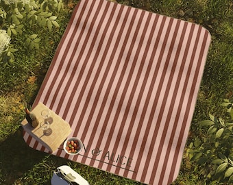 Manta de picnic/exterior personalizada con nombre a rayas verticales rojas y rosas