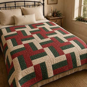 Könnte beinhalten: Eine rechteckige Steppdecke mit einem geometrischen Muster aus ineinandergreifenden Streifen in Dunkelrot, Waldgrün und einem cremefarbenen Stoff mit kleinem Blumenmuster. Die Decke ist mit einer Gitterstruktur gesteppt und liegt auf einem Bett.