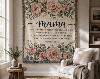 Coperta personalizzata con versetto biblico per la mamma, Proverbi 31:25, coperta cristiana tessuta, motivo floreale blu, regalo per la mamma, coperta personalizzata per il compleanno della mamma