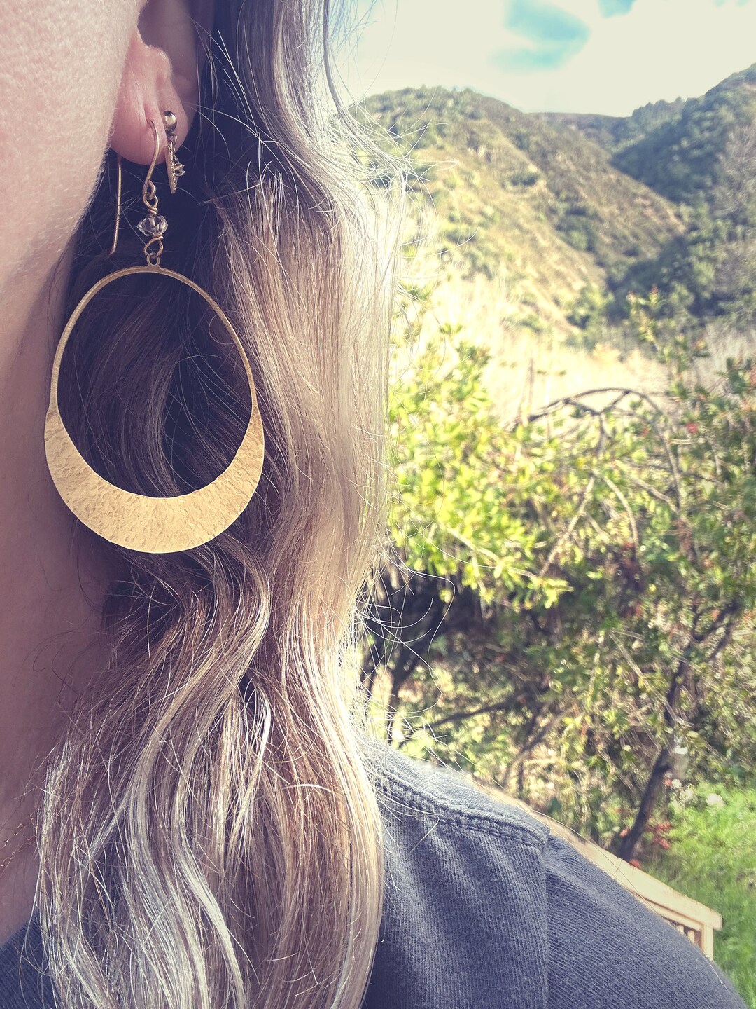 Boucle d'oreille pendante géométrique laiton émaillé, bijoux belgique – Fougère