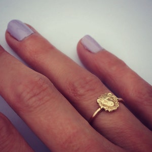 Guldstapelring ∙ Lejonring ∙ Guldfylld ring ∙ Djurring ∙ Rustik hamrad ring, presenter under 30