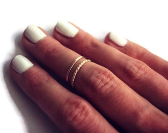 Set of two 14k yellow gold filled stacking rings, gold twist and hammered. Midi rings/stackable rings