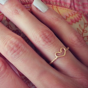 Gold Herz Ring, Mini Herz Ring, gehämmerter Ring mit 14 Karat Gold, rustikaler gehämmerter Ring, Valentinstag Geschenk