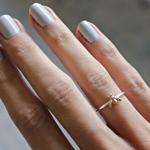 Zilveren ringen ∙ Bijenring ∙ Sterlingzilveren stapelring ∙ Bijenring ∙ Zilveren ring ∙ Honingbijring ∙ Rustieke gehamerde band