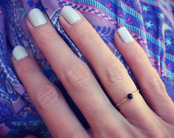 Anel de ônix dourado - anel fino de ouro, anéis midi, anel de ouro, anel de ônix, anel de ouro 14k preenchido - anel de pedra preciosa preta