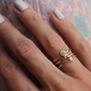 Anillo de oro con ópalo y concha - anillo de sirena, anillo apilable de ópalo dorado - anillos de ópalo, anillos rellenos de oro de 14k, anillos para mujer