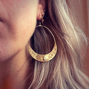 Brincos de ouro e opala, brincos pendentes celestiais, brincos boho com pedra opala, brincos statement