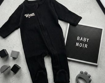 Tutina nera opaca per neonati, tutina minimalista con cerniera per neonati, completo monocromatico personalizzato, regalo originale per baby shower, tutina con nome personalizzato