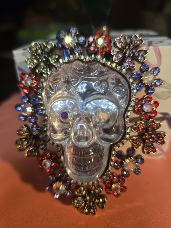 Skull Broach Surrounder by Coloful Crystals.