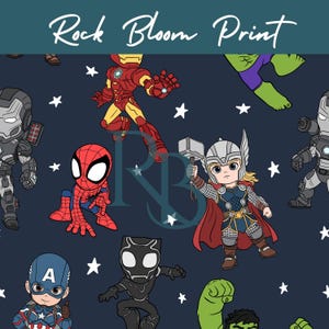 Può includere: Un motivo in tessuto blu scuro con supereroi Marvel in stile cartone animato, tra cui Iron Man, Spider-Man, Thor, Captain America, Black Panther e Hulk, intervallati da stelle bianche. Il testo Rock Bloom Print appare in alto.
