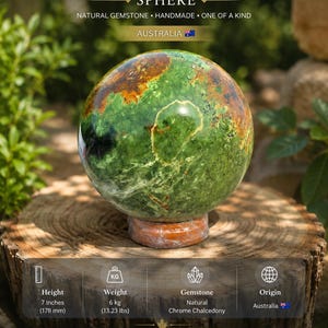 Könnte beinhalten: Eine polierte Chrom-Chalcedon-Kugel mit grün-braunen Fleckenmustern auf einem kleinen Sockel. Der Text umfasst CHROME CHALCEDONY SPHERE, AUSTRALIA sowie Angaben zu 178 mm Höhe, 6 kg Gewicht und den Firmennamen ULTIMATECRYSTALSCO.
