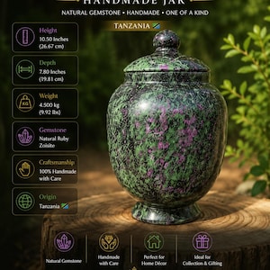 Puede incluir: Un tarro hecho a mano de zoisita rubí natural con una superficie moteada en verde, negro y magenta. El tarro cuenta con una tapa extraíble con un pomo redondeado. El texto en la imagen incluye RUBY ZOISITE, HANDMADE JAR y dimensiones de 26,67 cm de altura, 19,81 cm de profundidad y 4,500 kg de peso.